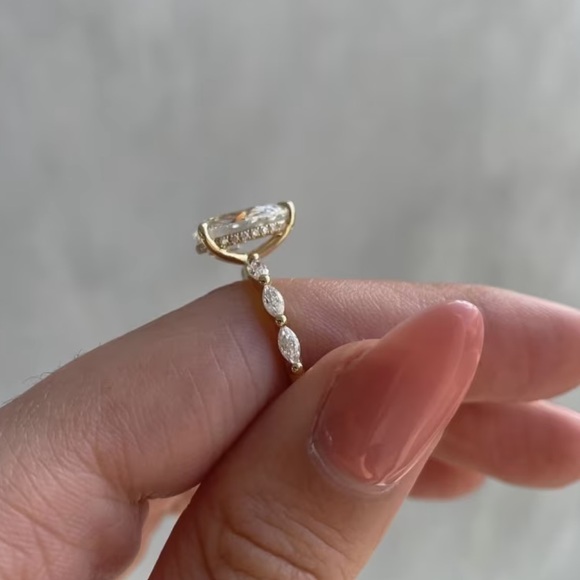 Pear Shaped Sparkling Ring - Picture 4 of 5